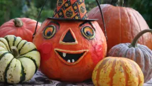 Bunte Kürbisse mit bemalten Gesichtern als Vorbereitung für den Halloween-Rundgang durch die Nachbarschaft.