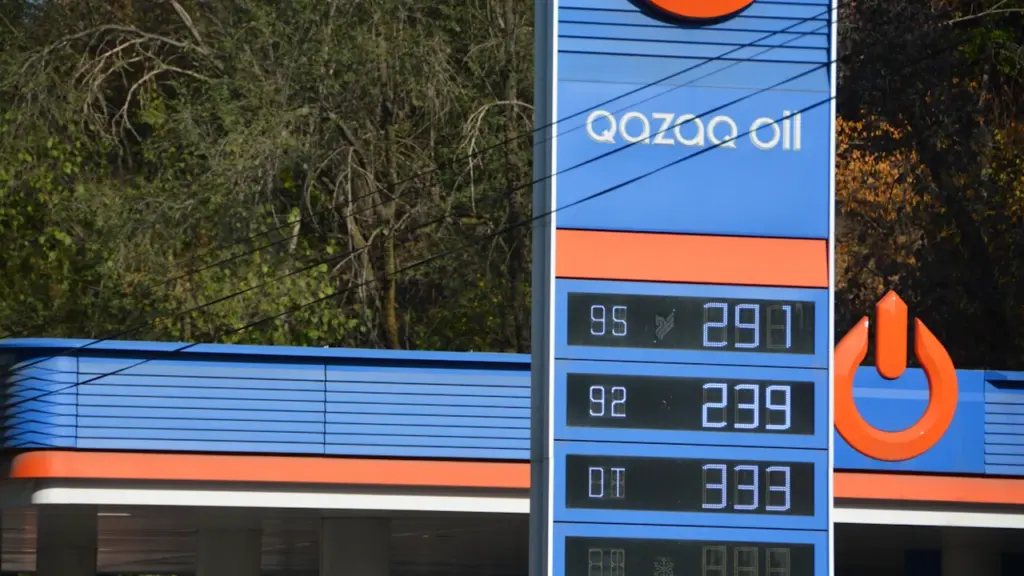 Eine Preistafel an einer Tankstelle mit verschiedenen Kraftstoffsorten für den anstehenden Preisvergleich.
