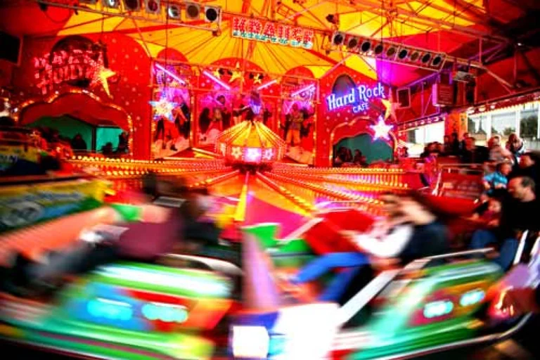 Herbstkirmes in Bielefeld: Fahrgeschäfte und Happy Hour