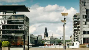 Blick auf das Kölner Stadtpanorama mit dem Dom im Hintergrund bei Tageslicht.