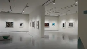 Lichtdurchflutete Galerieansicht mit gerahmten Kunstwerken an einer weißen Museumswand im Ludwig Forum Aachen.