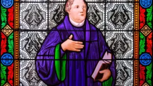Buntes Bleiglasfenster in einer deutschen Kirche mit der Darstellung von Martin Luther.