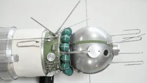 Historische Darstellung von Sputnik 1 im Weltraum über der Erde