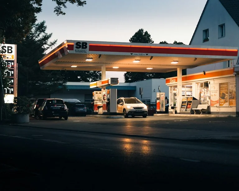 Tanken zum 3. Oktober: So vergleichen Sie Preise auf Ihrer Strecke
